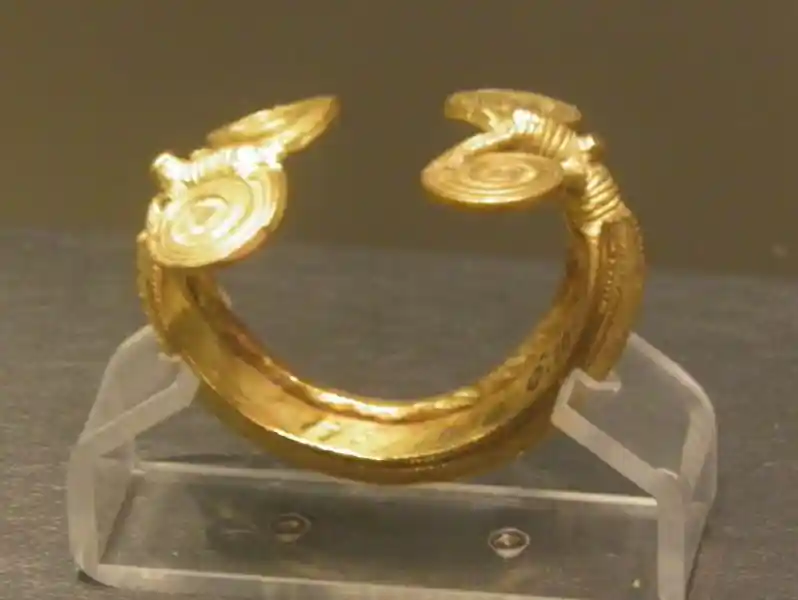 Gold bracelet with spiral tips resembling horns